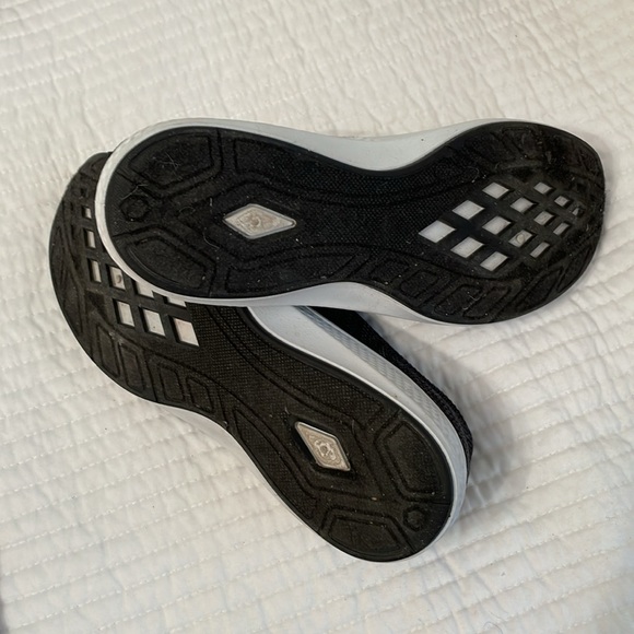 Tommy Bahama charcoal/black mesh tennis shoes in size 8 1/2 with pull on ease - Picture 3 of 6